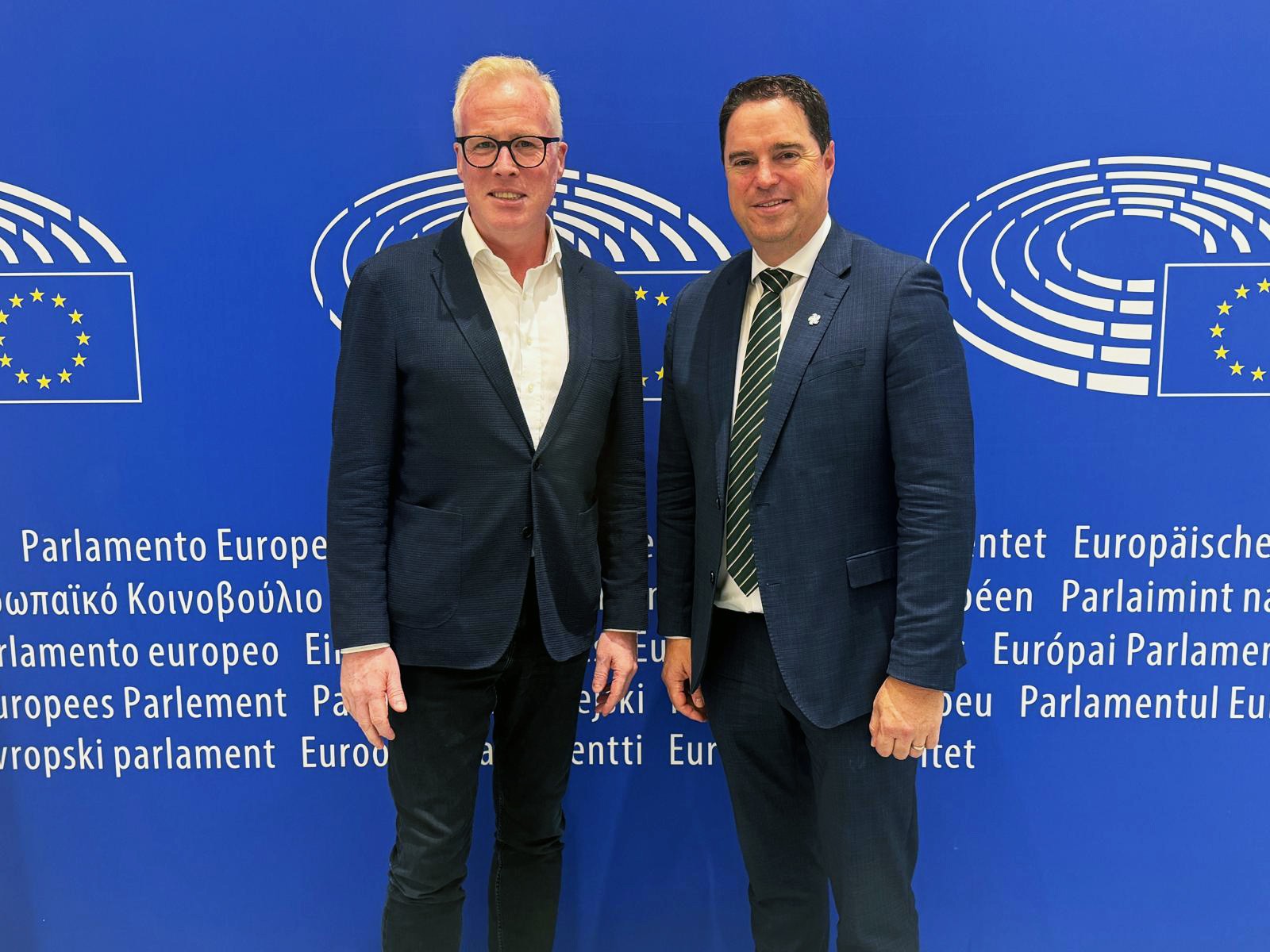 Martin Heydon TD, Minister for Agriculture, Food and the Marine and Damien O’Reilly, EU Affairs Manager, ICOS.